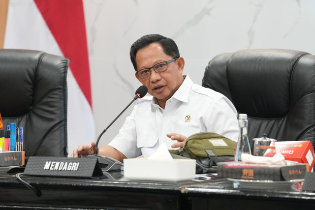 Mendagri Tito Karnavian saat Rapat Persiapan Pembangunan dan Rehabilitasi Rumah Layak Huni di 6 Provinsi di Wilayah Papua di Kantor Pusat Kementerian Dalam Negeri (Kemendagri), Jakarta, Rabu (15/4/2026). Foto: Kemendagri RI