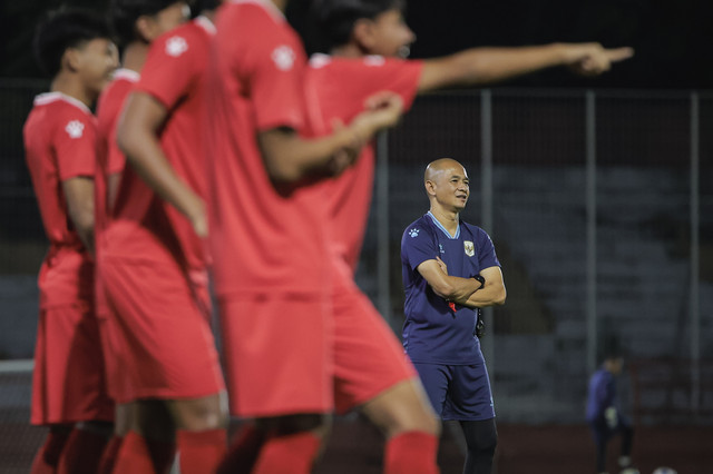 Pelatih Timnas U-17 Indonesia Kurniawan Dwi Yulianto memimpin latihan di Stadion Gelora 10 November, Surabaya, Jawa Timur, Rabu (15/4/2026). Foto: Rizal Hanafi/ANTARA FOTO