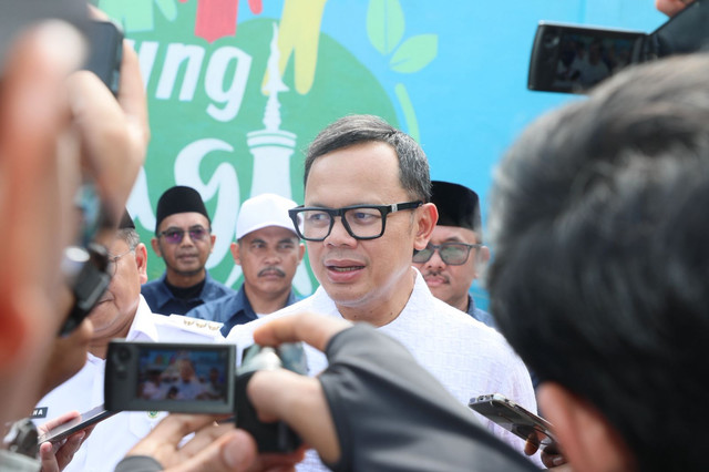 Wamendagri Bima Arya Sugiarto meninjau langsung lokasi pilot project (percontohan) Program Kampung Bahagia di RT 14, Kelurahan Kenali Asam, Kecamatan Kotabaru, Kota Jambi, Rabu (15/4/2026). Foto: Kemendagri RI