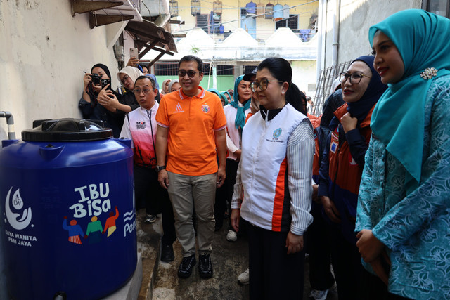 PAM JAYA bersama TPP PKK DKI Jakarta membagikan 270 toren air gratis dibagikan kepada masyarakat Jakarta Utara di Ruang Publik Terpadu Ramah Anak (RPTRA) Angke Interaktif, Kecamatan Penjaringan, Rabu (15/4). Foto: Dok. PAM JAYA