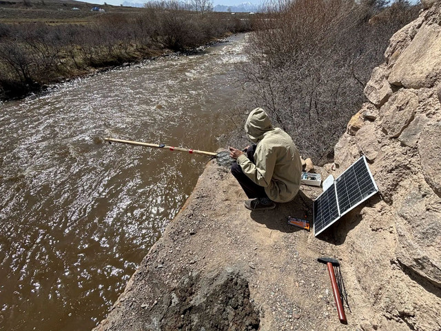 Pemasangan alat IoT di sungai On-Archa