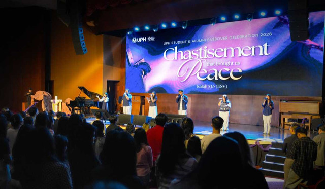 Ibadah Perayaan Paskah Mahasiswa dan Alumni Universitas Pelita Harapan (UPH) 2026 bertema “Chastisement that Brought Us Peace”, yang diselenggarakan pada 9 April 2026 di Grand Chapel UPH.