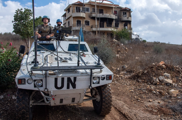 Penjaga perdamaian UNIFIL memantau Garis Biru (Blue Line) dan berpatroli di dalam dan sekitar desa Meiss ej Jebel, Houla, dan Markaba, Lebanon selatan. 15 November 2025.  Foto: Kandice Ardiel/PBB