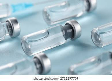 Di balik botol kecil ini, tersimpan upaya besar dalam melindungi jutaan nyawa (Foto: Shutterstock).