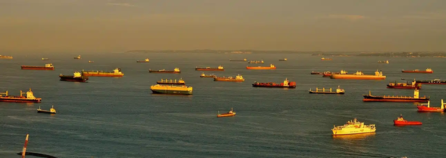 Kesibukan lalu kapal di Selat Malaka. Sumber foto: https://www.idirect.net/blog/the-malacca-straits-where-qos-counts/