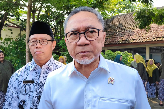 Menteri Koordinator Bidang Pangan, Zulkifli Hasan (kanan) saat di SMA N 1 Depok, Kabupaten Sleman, Kamis (16/4). Foto: Panji/kumparan
