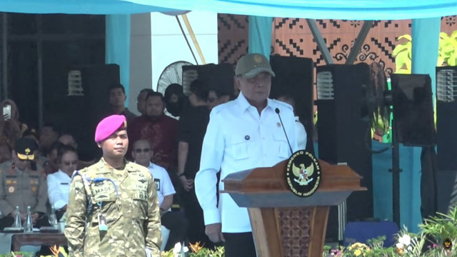Menko Bidang Politik dan Keamanan (Menko Polkam), Djamari Chaniago, memberikan sambutan di Apel kesiapsiagaan penanganan bencana Karhutla di wilayah Kalimantan Barat 2026). Foto: YouTube/ Kemenko Polkam RI