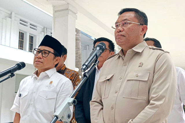 Doorstop Menko PMK, Muhaimin Iskandar (kiri) bersama Wakil Kepala BGN, Sony Sanjaya (kanan), Kamis (16/4/2026). Foto: Kevin Daniel/kumparan