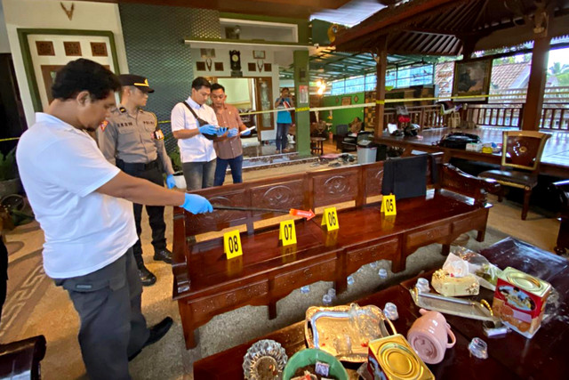 Lokasi pengeroyokan Sampurno (45), Kepala Desa Pakel, Kecamatan Gucialit, Kabupaten Lumajang, oleh sejumlah orang di rumahnya. Foto: Dok. Polres Lumajang