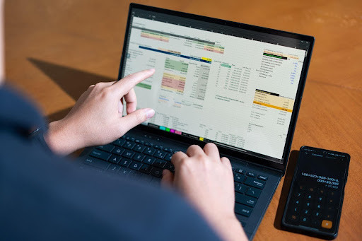 Ilustrasi menghitung pemasukan dan pengeluaran lewat Spreadsheet. Foto: Shutterstock. 