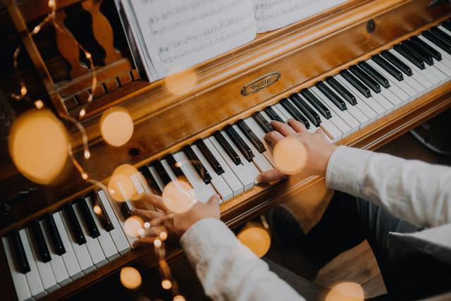 Ilustrasi lirik lagu The Visitor Sienna Spiro. Foto: Unsplash