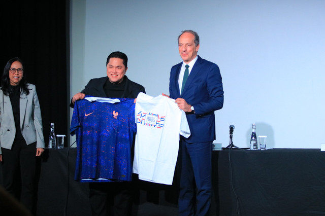 Erick Thohir dan Dubes Prancis di Press Conference FFF PSSI bertajuk Empowering the Next Generation of Womens Football From Grassroots Development to Clairefontaine yang berlangsung di Institut Francais Indonesia. Foto: Agri Perdana/kumparan