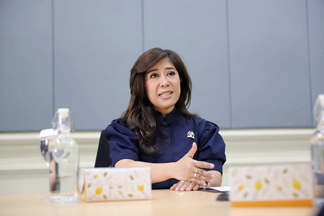 Menteri Komunikasi dan Digital, Meutya Hafid tengah berbincang sebelum memulai agenda Minister in the House yang disiarkan langsung di Tiktok Kumparan di Gedung Kumparan, Jakarta Selatan, Kamis (16/4/2026). Foto: Jamal Ramadhan/kumparan