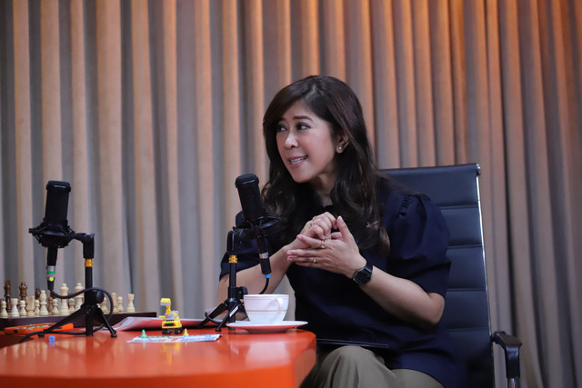 Pemimpin Redaksi kumparan, Ahmad Toriq dan Menteri Komdigi, Meutya Hafid berbincang di siaran live Minister In The House dalam judul "Indonesia Tekuk Raksasa Medson" di kumparan pada Kamis (16/4/2026). Foto: Jamal Ramadhan/kumparan