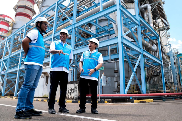 Wakil Direktur Utama Bank Mandiri, Henry Panjaitan (tengah) didampingi Direktur Keuangan dan Manajemen Risiko PLN NP, Teguh Widhi Harsono (kanan) saat mengunjungi PLTGU Muara Tawar, Bekasi pada Jumat (10/4). Foto: Dok. Bank Mandiri