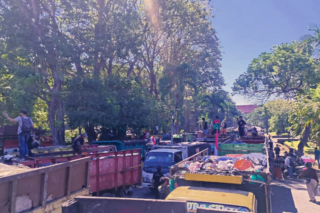 Ratusan sopir truk pengangkut sampah tergabung dalam Forum Komunikasi Swakelola Sampah Bali (Forkom SSB) mengeruduk Kantor Gubernur Bali dan Pusat Pengendalian Lingkungan Hidup (Pusdal LH) Bali Nusra, Kamis (16/4/2026) pagi. Foto: Denita br Matondang/kumparan