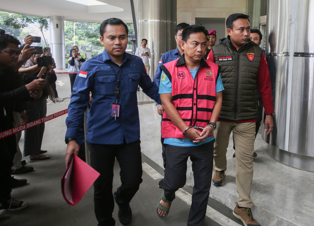 Penyidik Kejaksaan Agung mengawal Ketua Ombudsman RI 2026 - 2031 Hery Susanto (kedua kanan) seusai menjalani pemeriksaan dan penetapan tersangka di Gedung Bundar Jampidsus Kejaksaan Agung, Jakarta, Kamis (16/4/2026). Foto: ANTARA FOTO/Muhammad Iqbal