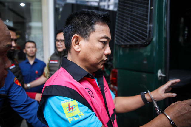 Ketua Ombudsman RI 2026 - 2031 Hery Susanto masuk ke dalam mobil tahanan seusai menjalani pemeriksaan dan penetapan tersangka di Gedung Bundar Jampidsus Kejaksaan Agung, Jakarta, Kamis (16/4/2026). Foto: Muhammad Iqbal/ANTARA FOTO