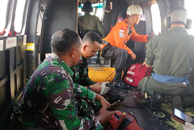 Upaya pencarian korban helikopter yang hilang kontak di Nanga Taman Sekadau. Foto: Dok. SAR Pontianak