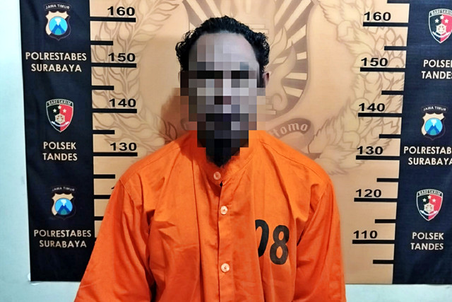 Stefen Fiagas Betty (33) ditangkap usai melakukan KDRT kepada istrinya Olifa Sita (22) di kosnya di Jalan Manukan Bakti Gang I/28, Kelurahan Manukan Kulon, Kecamatan Tandes, Kota Surabaya. Foto: Dok. Polsek Tandes
