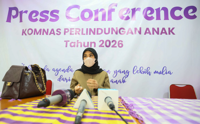 Artis Clara Shinta memberikan keterangan pers terkait anak di Komnas Perlindungan Anak, Jakarta, Kamis, (16/4/2026). Foto: Agus Apriyanto