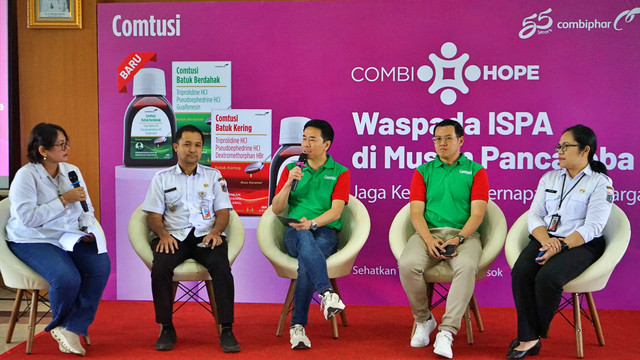 Kepala Seksi Kesehatan Masyarakat Kota Administratif Jaksel, GM Marketing-Consumer Healthcare dan Direktur Combiphar, dan Wakil Camat Pancoran dalam acara Waspada ISPA di Musim Pancaroba: Jaga Kesehatan Pernapasan Keluarga di Jakarta (15/4/2026). Foto: Dok. Combiphar