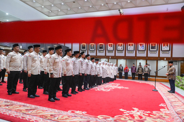 Gubernur DKI Jakarta Pramono Anung (kanan) memberikan arahan saat pengukuhan Petugas Penyelenggara Ibadah Haji (PPIH) di Balai Kota, Jakarta, Kamis (16/4/2026). Foto: Hafidz Mubarak A/ANTARA FOTO