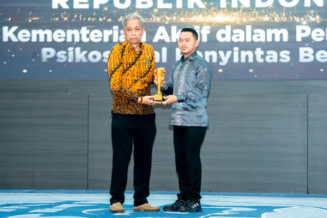 Wakil Menteri Sosial Agus Jabo Priyono menerima KWP Award dari Koordinatoriat Wartawan Parlemen di Ruang Pustakaloka, Gedung Nusantara IV, Kompleks Parlemen, Senayan, Jakarta, Kamis (16/4/2026). Foto: Biro Humas Kemensos/Faqih