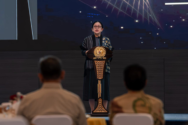 Ketua DPR RI Puan Maharani menerima penghargaan dari forum pers DPR, Koordinatoriat Wartawan Parlemen (KWP). Foto: Dok. DPR RI