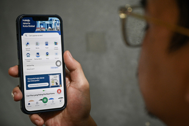 Warga membuka aplikasi Jakarta Kini (JAKI) di gawainya di Jakarta, Kamis (16/4/2026). Foto: Fauzan/ANTARA FOTO