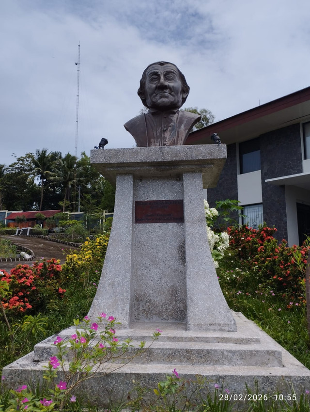 Patung Pater Mathias Wolff di depan Museum Puspita Generalat Yogyakarta (Foto dokumen pribadi)