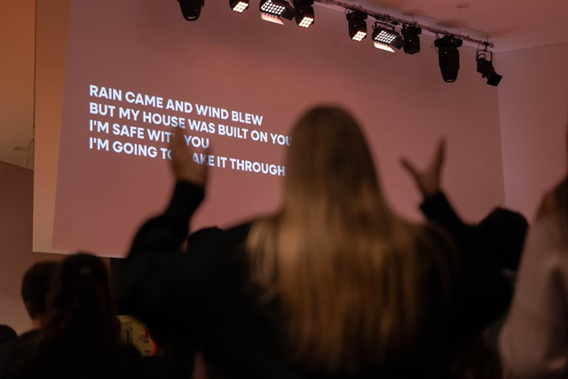Ilustrasi Lirik lagu Baby Justin Bieber  . Foto: Unsplash/Rod Long