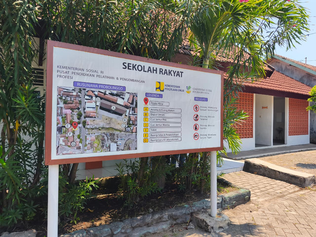 Para siswa saat praktik membuat game dalam pembelajaran koding dan kecerdasan buatan di Sekolah Rakyat Terintegrasi (SRT)7 Probolinggo, Jawa Timur, Kamis (16/4/2026). Foto: Jeni Ritanti/kumparan