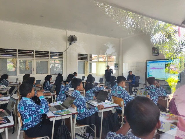 Para siswa saat praktik membuat game dalam pembelajaran koding dan kecerdasan buatan di Sekolah Rakyat Terintegrasi (SRT) 7 Probolinggo, Jawa Timur, Kamis (16/4/2026). Foto: Jeni Ritanti/kumparan