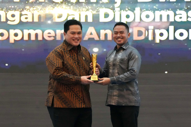 Menpora Erick Thohir raih penghargaan KWP Awards 2026 di Jakarta, Kamis (16/4/2026) pagi. Foto: Kemenpora
