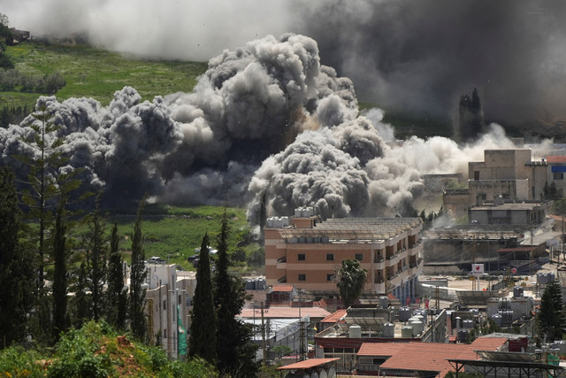 Asap mengepul setelah serangan Israel di Nabatieh, Lebanon, Kamis (16/4/2026). Foto: Stringer/REUTERS