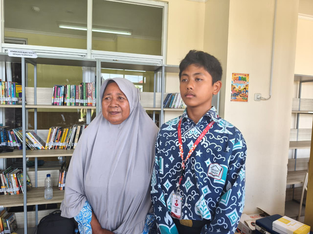 Sri Aminah (64) dan cucunya, Elang Khoirul Ramadhan (13), salah satu siswa Sekolah Rakyat Terintegrasi (SRT) 7 Probolinggo, Jawa Timur, Kamis (16/4/2026). Foto: Jeni Ritanti/kumparan