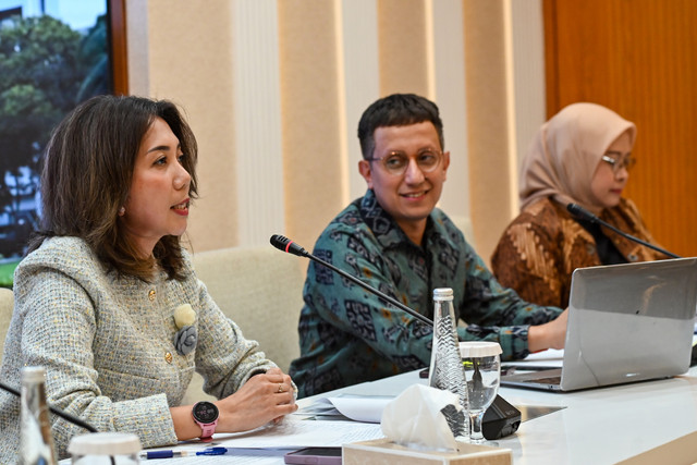 Juru Bicara Kementerian Luar Negeri Yvonne Mewengkang (kiri), Vahd Nabyl Achmad (tengah), dan Direktur Pelindungan Warga Negara Indonesia Heni Hamidah (kanan) menyampaikan keterangan pers di Kementerian Luar Negeri, Jakarta, Kamis (16/4/2026). Foto: Fakhri Hermansyah/ANTARA FOTO