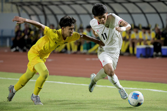 Pemain Timnas Indonesia Ridho menggiring bola di antara pemain Timnas Malaysia Muhammad Dini Bin Mazlan pada pertandingan penyisihan grup A ASEAN U-17 Boys Championship atau AFF U-17 di Stadion Gelora Joko Samudro, Gresik, Kamis (16/4/2026). Foto: Rizal Hanafi/ANTARA FOTO