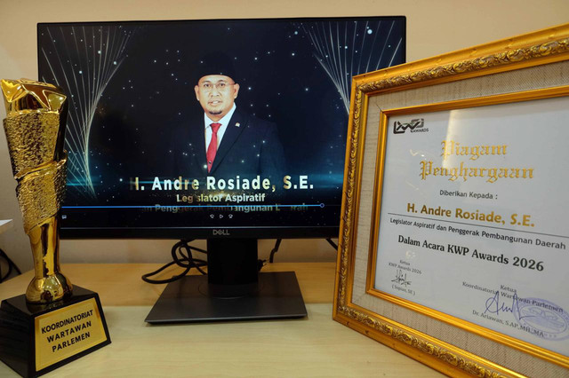 Anggota DPR RI dari Fraksi Partai Gerindra, Andre Rosiade, resmi dianugerahi penghargaan dalam ajang bergengsi Koordinatoriat Wartawan Parlemen (KWP) Awards 2026. Foto: Dok. Istimewa