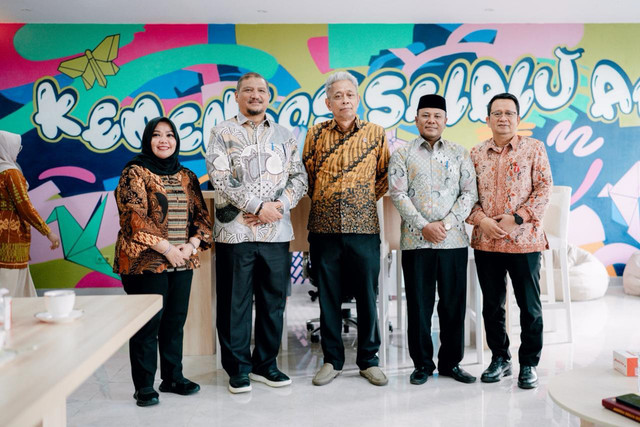 Wakil Menteri Sosial Agus Jabo Priyono dan Bupati Tamiang Irjen Pol (purn) Armia Fahmi di Kantor Kemensos, Jakarta, Kamis (16/4/2026). Foto: Kemensos RI