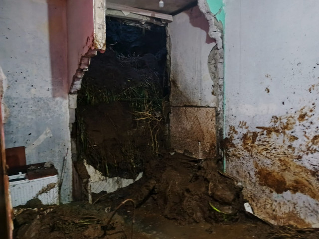 Rumah yang terdampak longsor di Kampung Griya RT 01/02, Desa Sukamaju, Kecamatan Sukalarang, Kabupaten Sukabumi, Kamis (17/4/2026). Foto: Dok. P2BK Sukalarang