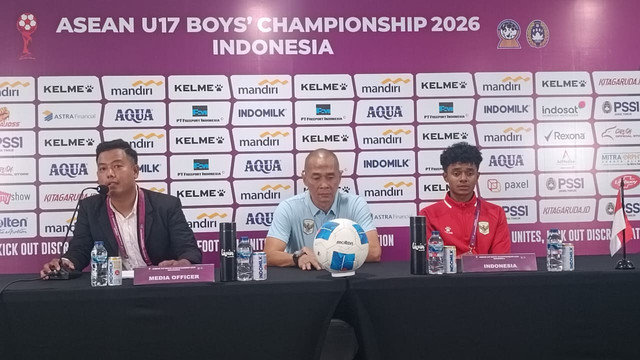 Kurniawan Dwi Yulianto dan Chico Jericho Yarangga usai Timnas U-17 Indonesia vs Malaysia dalam laga Piala AFF 2026 di Stadion Gelora Joko Samudro, Gresik, Kamis (16/4). Foto: Farusma Okta Verdian/kumparan