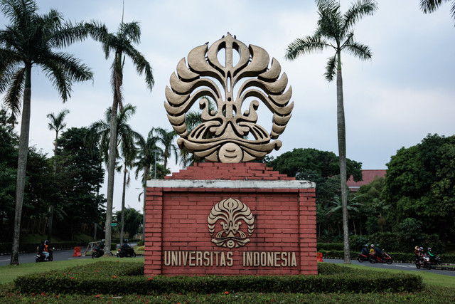 Lambang Universitas Indonesia yang dikenal sebagai Makara terlihat di pintu masuk kampus di Depok, Kamis (16/4/2026). Foto: Yasuyoshi Chiba/AFP