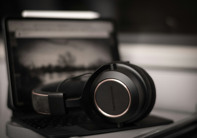 Ilustrasi headphone studio monitor terbaik 2026. Foto: Unsplash