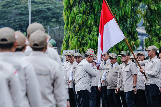 Wakil Menteri Haji dan Umrah Dahnil Anzar Simanjuntak (kedua kanan) menyaksikan petugas haji mencium bendera Merah Putih saat apel pelepasan Petugas Penyelenggara Ibadah Haji (PPIH) 2026 di Asrama Haji Pondok Gede, Jakarta, Jumat (17/4/2026). Foto: Asprilla Dwi Adha/ANTARA FOTO