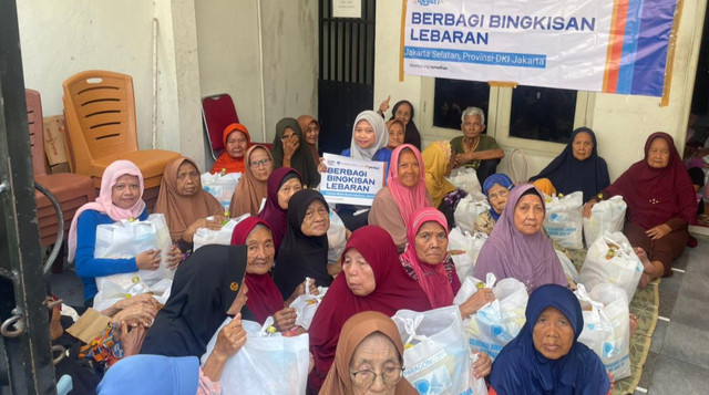 Berbagi Bingkisan Lebaran untuk Lansia di Yayasan Bhakti Bunda Sejahtera bersama ParagonCorp dan DT Peduli (Sumber : DT Peduli)