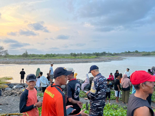 Tim SAR gabungan saat mengevakuasi jenazah anak yang tenggelam di muara sungai Purworejo. Foto: Dok. Basarnas