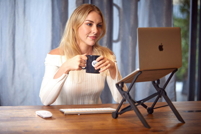 Ilustrasi stand laptop terbaik. Foto: Unsplash