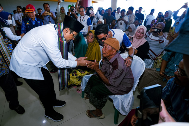 Mensos Saifullah Yusuf (Gus Ipul) meninjau pelaksanaan bakti sosial operasi katarak di RS Mandalika, Lombok Tengah, NTB, pada Jumat (17/4/2026). Foto: Dok. Kemensos